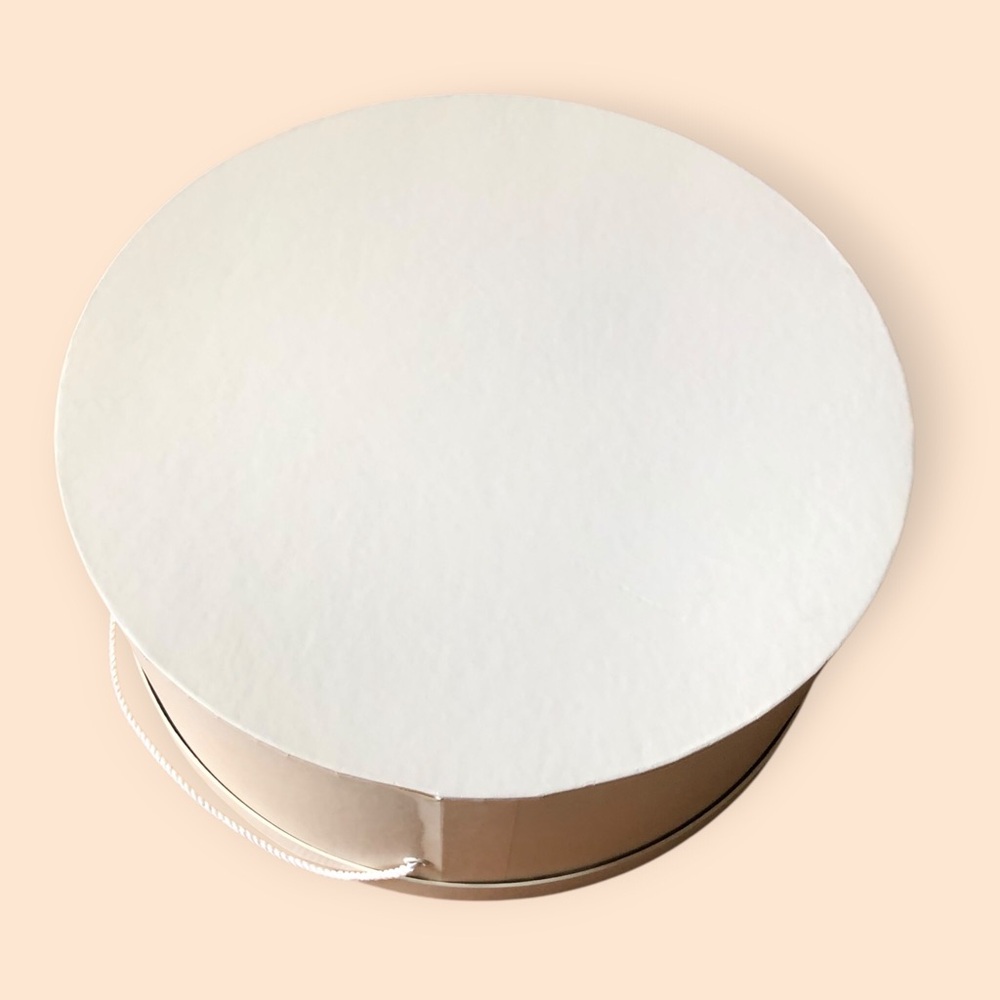 Vintage Neiman Marcus Logo Hat Box Round w/ Handle 16x6.5” Ivory Cream Clean - Picture 7 of 7